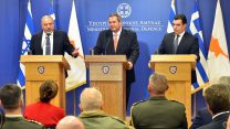 שר הביטחון, אביגדור ליברמן, שר ההגנה היווני, פאנוס קאמנוס,  ושר ההגנה של קפריסין, כריסטופורוס פוקאידס, בפגישתם ביוון. (צילום: אריאל חרמונימשרד הביטחון).