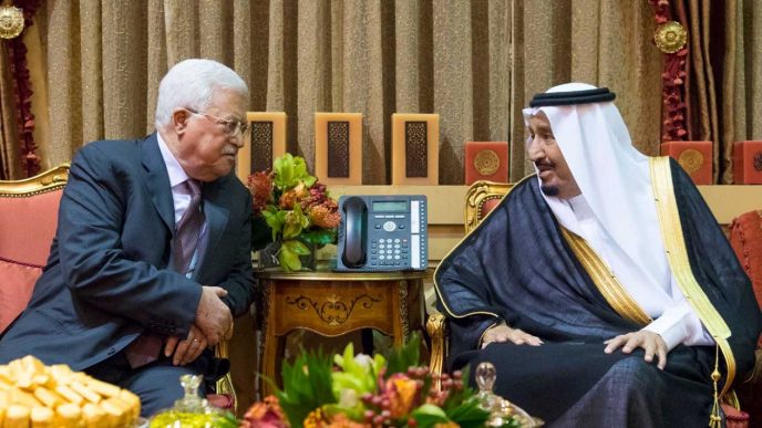 יו&quot;ר הרשות הפלסטינית, מחמוד עבאס עם המלך הסעודי סלמאן בפגישה בסעודיה. 7 בנובמבר 2017 (Saudi Press Agency)