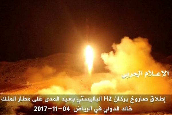 תמונה מתוך שידורי תחנה פרו-חות'ית בתימן הטוענת שמדובר בשיגור הטיל שנורה לעבר סעודיה ב-5 בנובמבר 2017 (REUTERS TV)