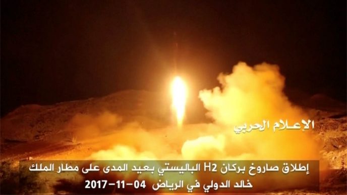 תמונה מתוך שידורי תחנה פרו-חות'ית בתימן הטוענת שמדובר בשיגור הטיל שנורה לעבר סעודיה ב-5 בנובמבר 2017 (REUTERS TV)