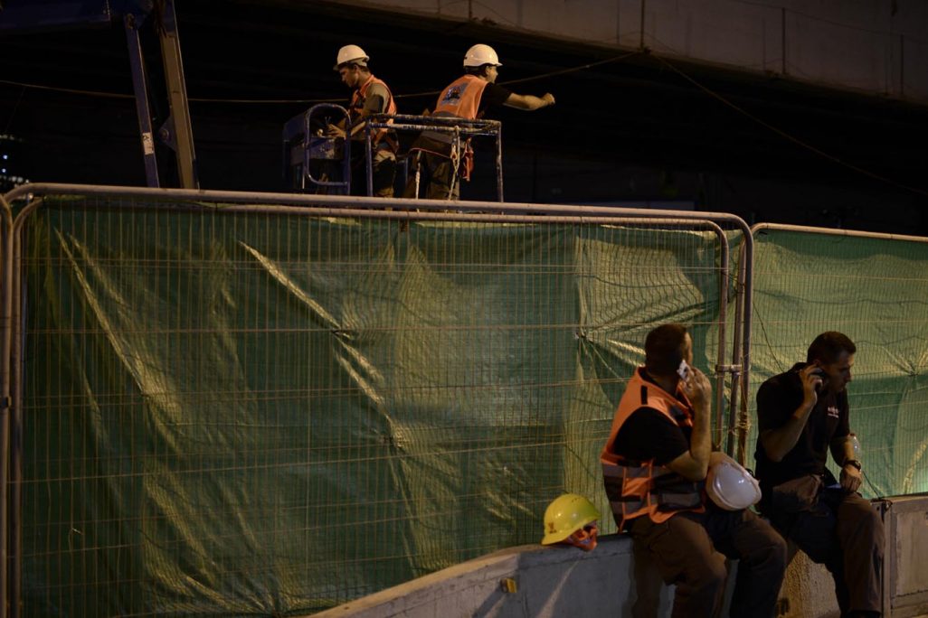 פועלים באתר בניה של הרכבת הקלה בתל אביב. למצולמים אין קשר לידיעה (צילום ארכיון: תומר נויברג  פלאש90)