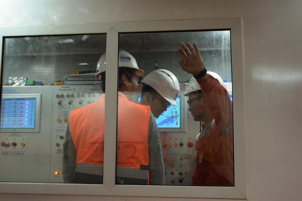 פועלים סינים בעבודות לחפירות הקו האדום של הרכבת הקלה. ארכיון. למצולמים אין קשר לכתבה (צילום: עמר כהן)