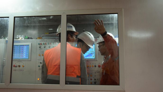 פועלים סינים בעבודות לחפירות הקו האדום של הרכבת הקלה. ארכיון (צילום: עמר כהן)