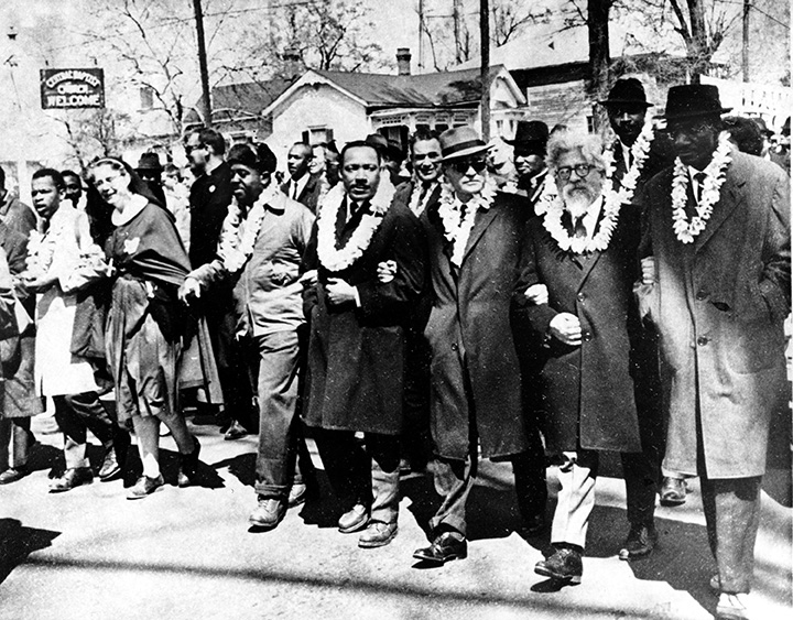 מרטין לותר קינג (רביעי מימין) צועד עם מנהיגים חברתיים במונטגומרי עם הרב אברהם יהושוע השל (שני מימין) | (צילום: AP Photo)