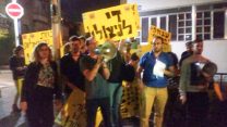 הפגנת עובדים מול קפה נואר (צילום: ניצן צבי כהן).