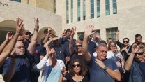 אסיפת עובדי כימדע נובמבר 2017 על מדרגות היכל המשפט בבאר שבע (הסתדרות מרחב נגב).