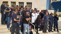 אסיפת עובדי כימדע אמש על מדרגות היכל המשפט בבאר שבע (הסתדרות מרחב נגב).