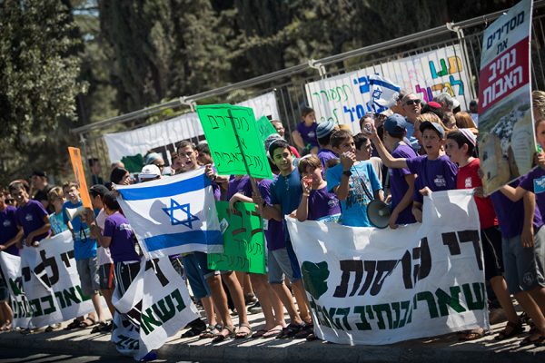 מחאה נגד הריסת שכונת נתיב האבות בישוב אלעזר, גוש עציון (צילום: יונתן זינדל / פלאש 90).