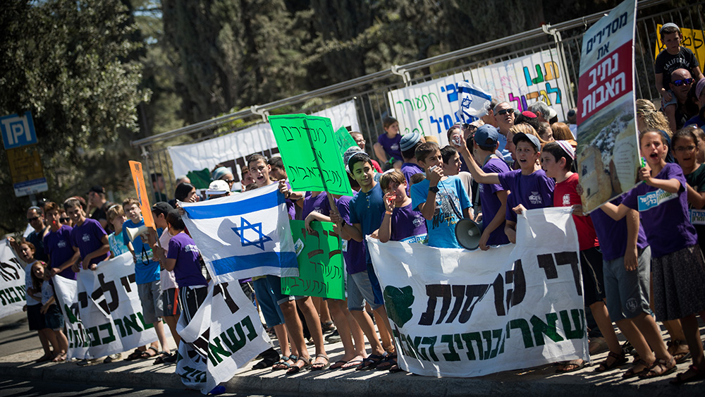 מחאה נגד הריסת שכונת נתיב האבות בישוב אלעזר, גוש עציון (צילום: יונתן זינדל / פלאש 90).