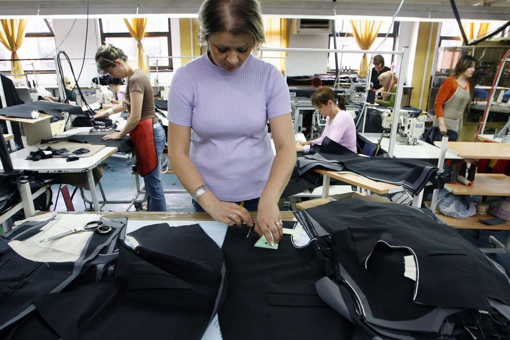 תופרת במפעל לייצור בגדים לאופנה עילית בבלקן. צילום ארכיון, למצולמת אין קשר לכתבה (צילום:  REUTERS/Danilo Krstanovic)