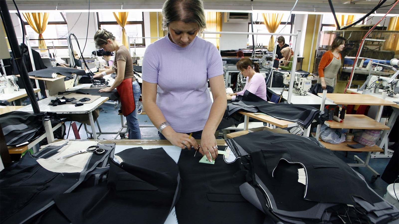 תופרת במפעל לייצור בגדים לאופנה עילית בבלקן. צילום ארכיון, למצולמת אין קשר לכתבה (צילום: REUTERS/Danilo Krstanovic)