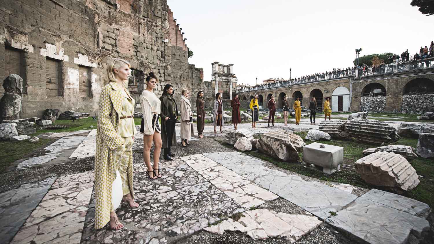 שבוע אופנה ירוקה ברומא, תצוגת האופנה בשרידי פורום אוגוסטוס, ביום השלישי (צילום: www.vittoriolafata.it)