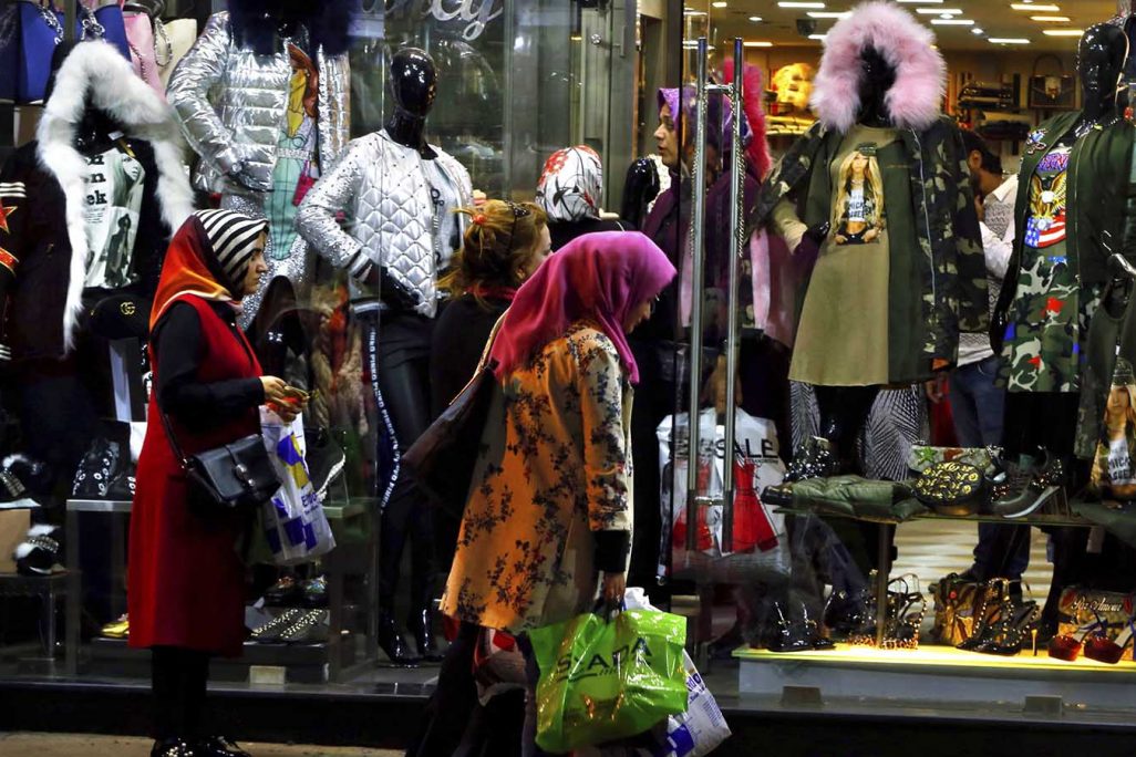 נשים מול חנות בבירות בירת לבנון, 10 בנובמבר (צילום: AP Photo/Bilal Hussein)