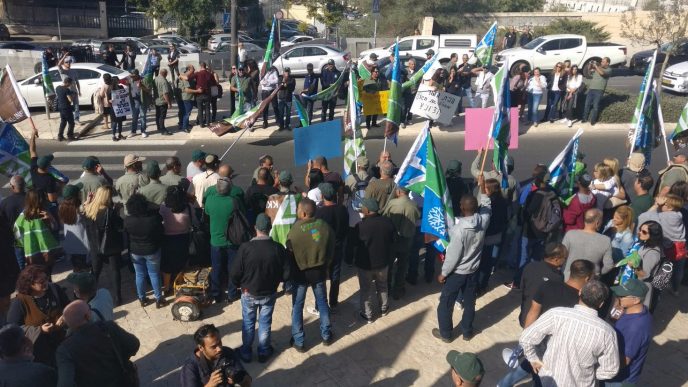 מחאת עובדי קק״ל מול משרד ראש הממשלה (צילום: דוד טברסקי).