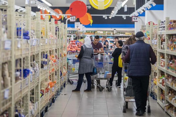אנשים עושים קניות בסופרמרקט בירושלים. למצולמים אין קשר לכתבה (צילום ארכיון: יונתן זינדל / פלאש90).
