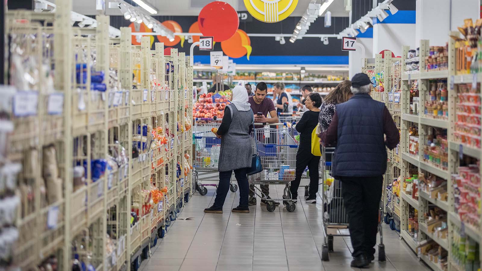 אנשים עושים קניות בסופרמרקט בירושלים, נובמבר 2017 (צילום: יונתן זינדל / פלאש90).