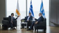 ראש הממשלה בנימין נתניהו, ראש ממשלת יוון אלכסיס ציפראס ונשיא קפריסין ניקוס אנסטסיאדס, יוני 2017 (AP Photo/Giannis Papanikos)