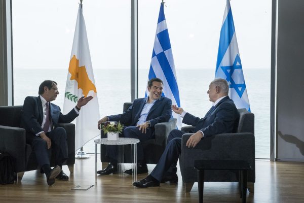 ראש הממשלה בנימין נתניהו, ראש ממשלת יוון אלכסיס ציפראס ונשיא קפריסין ניקוס אנסטסיאדס, יוני 2017 (AP Photo/Giannis Papanikos)