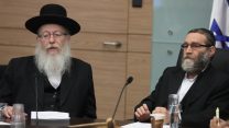 שר הבריאות, יעקב ליצמן, ויו"ר ועדת הכספים, ח"כ משה גפני, בדיון על חולי ה-SMA בוועדת הכספים. 14 נובמבר (צילום: דוברות הכנסת, יצחק הררי)