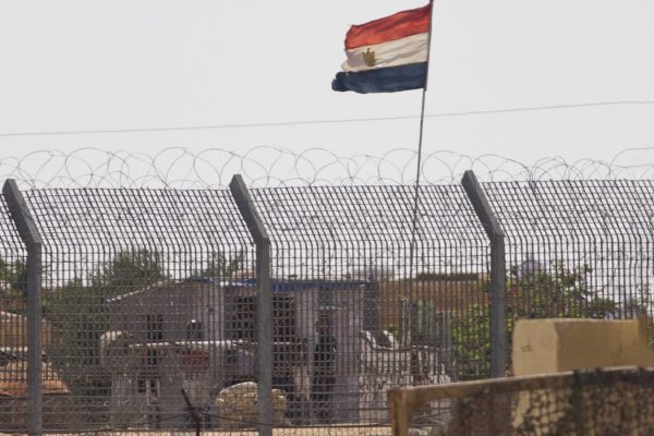 עמדת שמירה מצרית באזור סיני (צילום: AP)