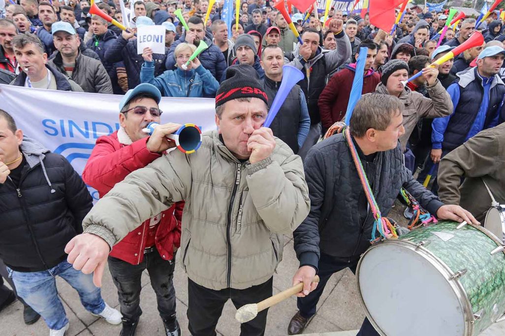 עובדי מפעל המכוניות דאצ'יה בהפגנה נגד הרפורמה הפיסקלית ברומניה. (צילום: Inquam Photos/Adel Al-Haddad/via REUTERS)