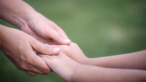 מחזיקים ידיים (צילום אילוסטרציה: shutterstock)