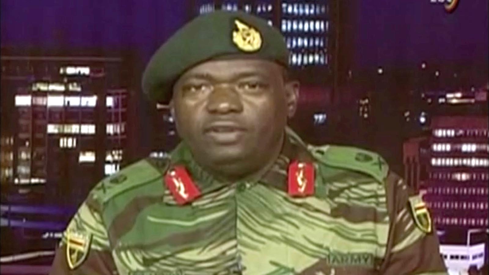 רמטכ&quot;ל זימבבואה מכריז על ההפיכה הצבאית בטלוויזיה בזימבבואה (צילום: ZBC/Handout via REUTERS)