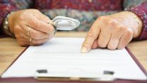 האותיות הקטנות (צילום אילוסטרציה: Shutterstock).