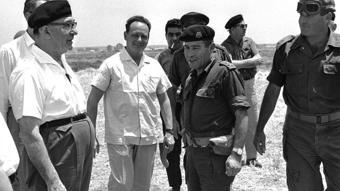 השר יגאל אלון וראש הממשלה לוי אשכול בביקור בחזית הדרום בתקופת ההמתנה לפני מלחמת ששת הימים, 25 במאי 1967, בחברת האלופים ישעיהו גביש וישראל טל (צילום: לע&quot;מ)