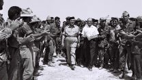 ראש הממשלה לוי אשכול והשר מנחם בגין עם מבקרים כוחות מילואים בסיני. (צילום: משה מילנר/ לע"מ)