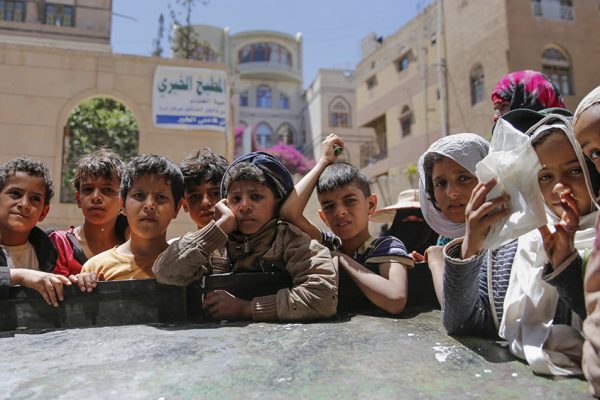 ילדים בתור לחלוקת מזון בצנעא, תימן (צילום: AP Photo/Hani Mohammed).