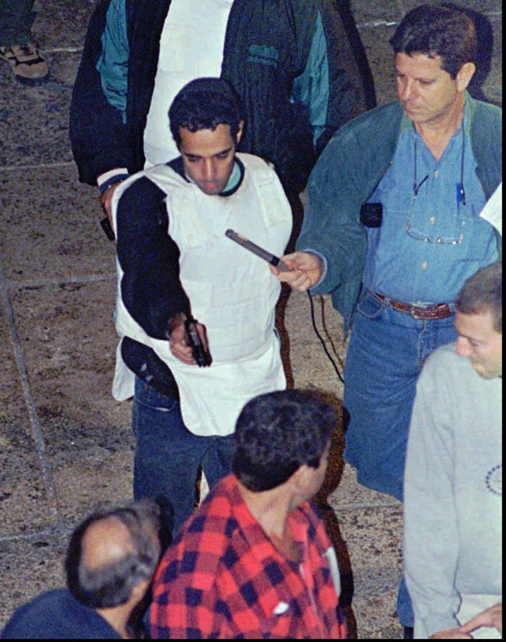יגאל עמיר משחזר את הרצח במהלך חקירת המשטרה (AP Photo/Nati Harnik)