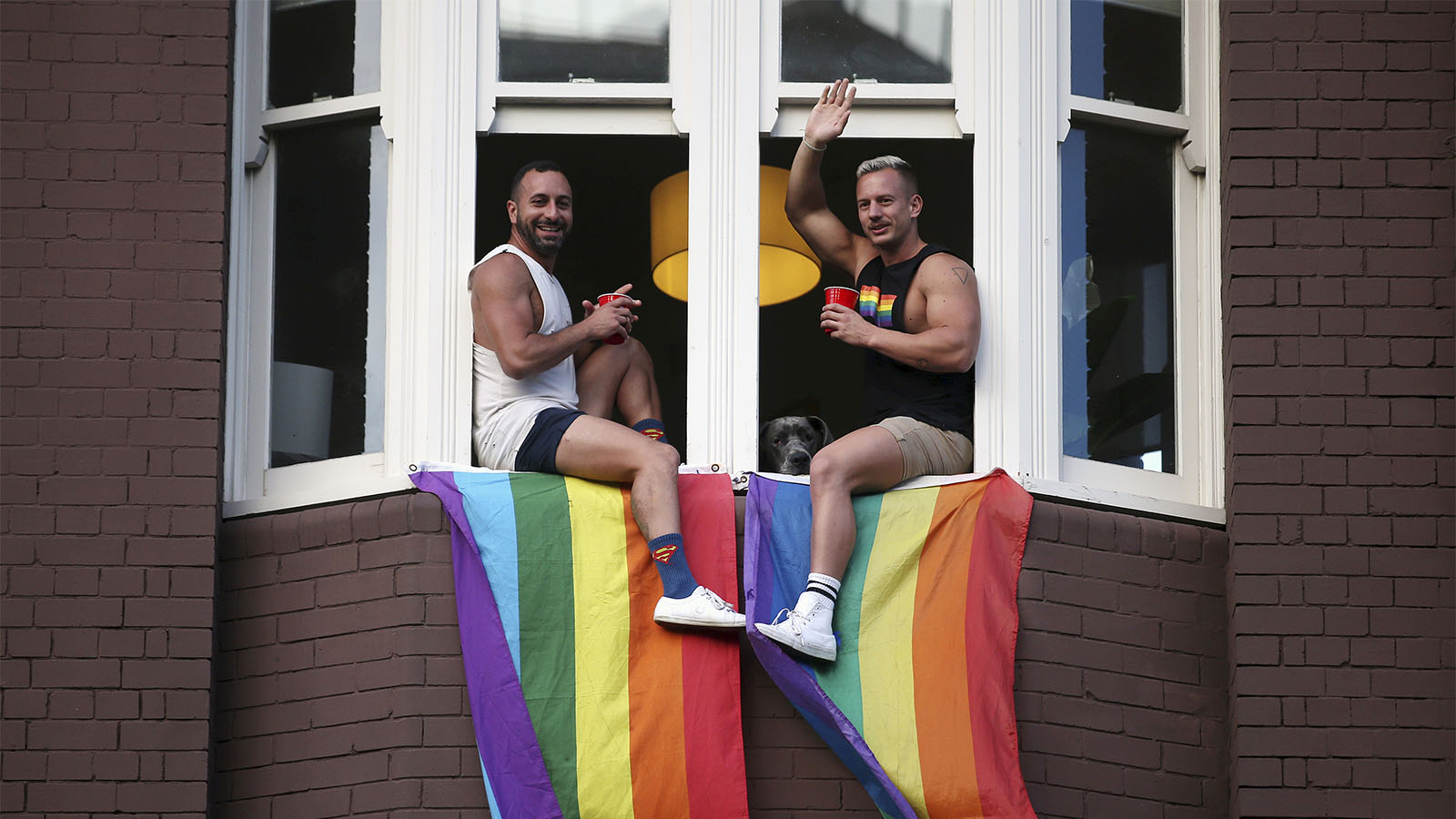 זוג צופה במצעד לציון תוצאות משאל עם לאישור נישואים חד מיניים באוסטרליה (AP Photo/Rick Rycroft)