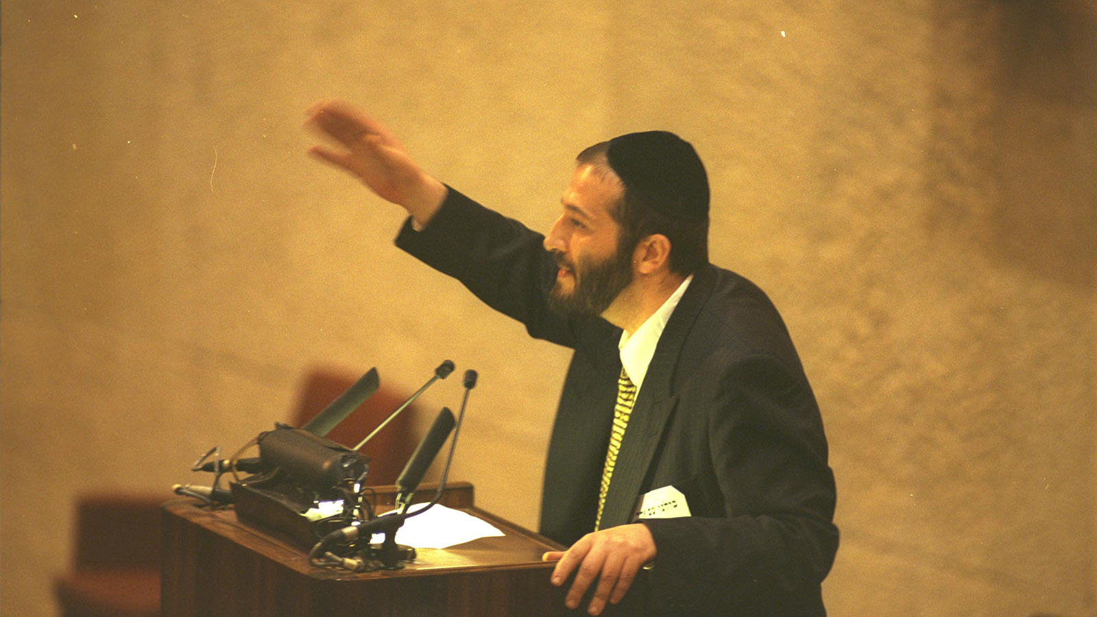 ח&quot;כ אריה דרעי נואם במליאת הכנסת, 1998 ( צילום: אבי אוחיון / לע״מ).