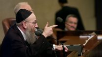 ח"כ יעקב ליצמן מסיעת יהדות התורה בכנסת נושא דברים מעל בימת הכנסת, 2003. (צילום: אבי אוחיון / לע״מ)