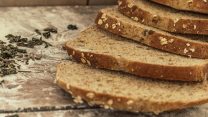 לחם מקמח מלא. "ככל שהאוכלוסיות עניות יותר, הן נשענות יותר על פחמימות ריקות" (shutterstock)
