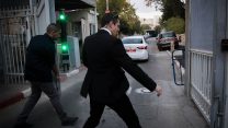 רכב חוקרי משטרה בכניסה לבית ראש הממשלה 19 בנובמבר 2017 (יונתן זינדל / פלאש90)