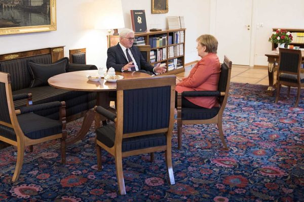 קנצלית גרמניה אנגלה מקרל נפגשת עם נשיא גרמניה פרנק וולטר סטיינמייר לאחר שהשיחות להקמת מממשלה חדשה כשלו. 20 בנובמבר (צילום: Guido Bergmann /Bundesregierung via AP)