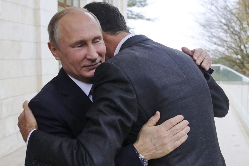 נשיא רוסיה ולדימר פוטין מחבק את נשיא סוריה אסד בפגישה ביניהם 20 בנובמבר (צילום: Mikhail Klimentyev, Kremlin Pool Photo via AP)
