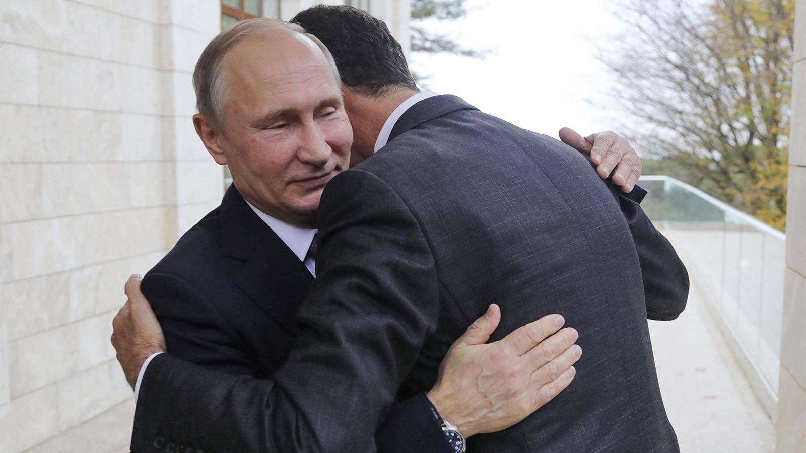 נשיא רוסיה ולדימר פוטין מחבק את נשיא סוריה אסד בפגישה בניהם אתמול 20 בנובמבר (צילום: Mikhail Klimentyev, Kremlin Pool Photo via AP)