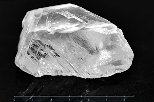 יהלום בשווי 813 קראט שנכרה בבוטסואנה הובא לחיתוך בלייזר בטכנולוגיה חדשנית בבורסה ליהלומים ברמת גן (יח"צ הבורסה ליהלומים)