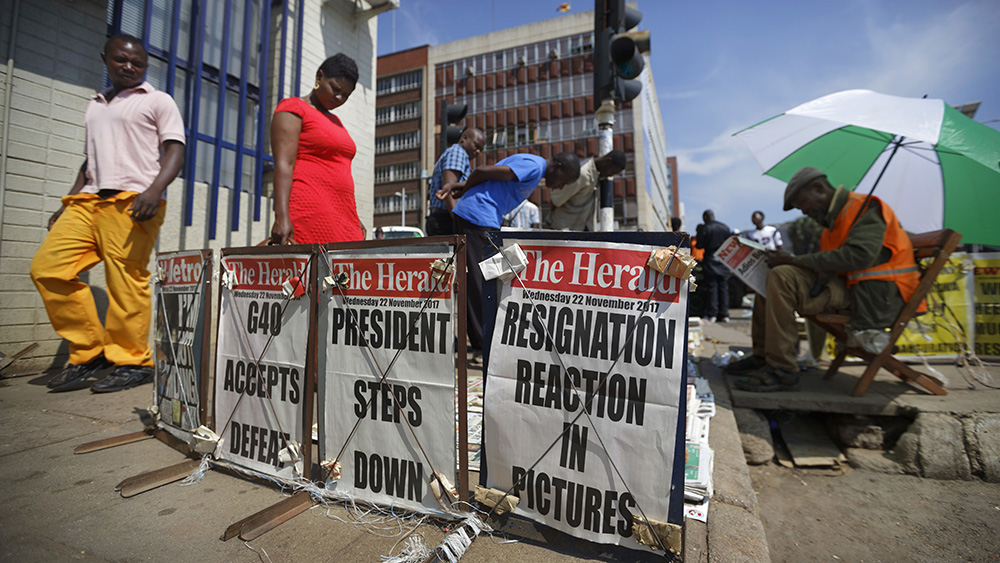 דוכן עיתונים המבשר את התפטרותו של נשיא זימבבואה, רוברט מוגבה (צילום: AP Photo/Ben Curtis).