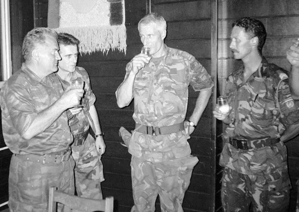 הגנרל רטקו מלאדיץ׳, משמאל, 1995 (צילום ארכיון: AP Photo).