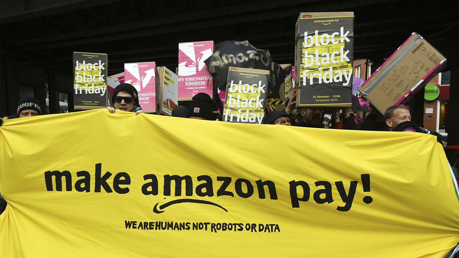 Amazon workers in Germany protesting their working conditions on Black Friday November 24th (צילום: Sebastian Willnow/dpa via AP)