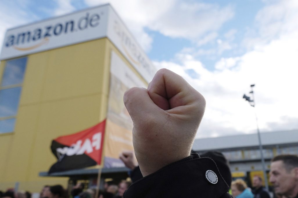 עובדי אמזון בגרמניה מפגינים מול אמאזון בבלאק פריידי במחאה על תנאי העבודה, 24 בנובמבר (צילום: Sebastian Willnow/dpa via AP)