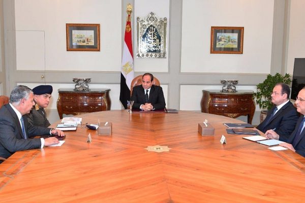 נשיא מצרים א-סיסי נפגש עם בכירים בצבא ובמערכת הביטחון המצרי לאחר הפיגוע במסגד בסיני  (צילום: Egyptian Presidency via AP)