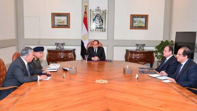 נשיא מצרים א-סיסי נפגש עם בכירים בצבא ובמערכת הביטחון המצרי לאחר הפיגוע במסגד בסיני היום, 24 בנובמבר (צילום: Egyptian Presidency via AP)