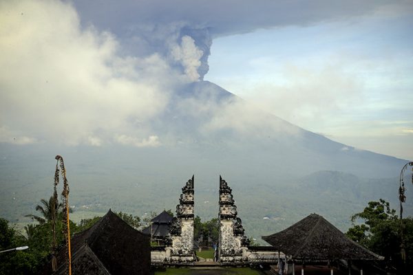ענני אפר בהתפרצות הר הגעש אגונג באי באלי באינדונזיה (צילום: AP Photo/Firdia Lisnawati).