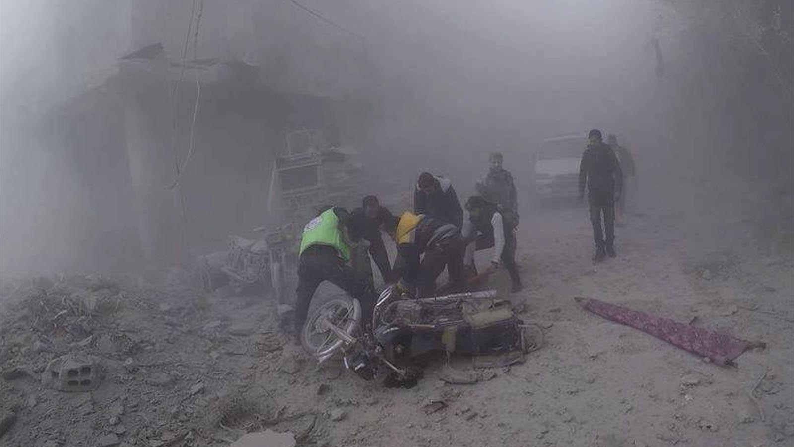 מתנדבי הארגון ההומניטרי 'הקסדות הלבנות' נושאים פצועים לאחר מתקפה ליד דמשק, 26 בנובמבר 2017 (צילום: APׂ)