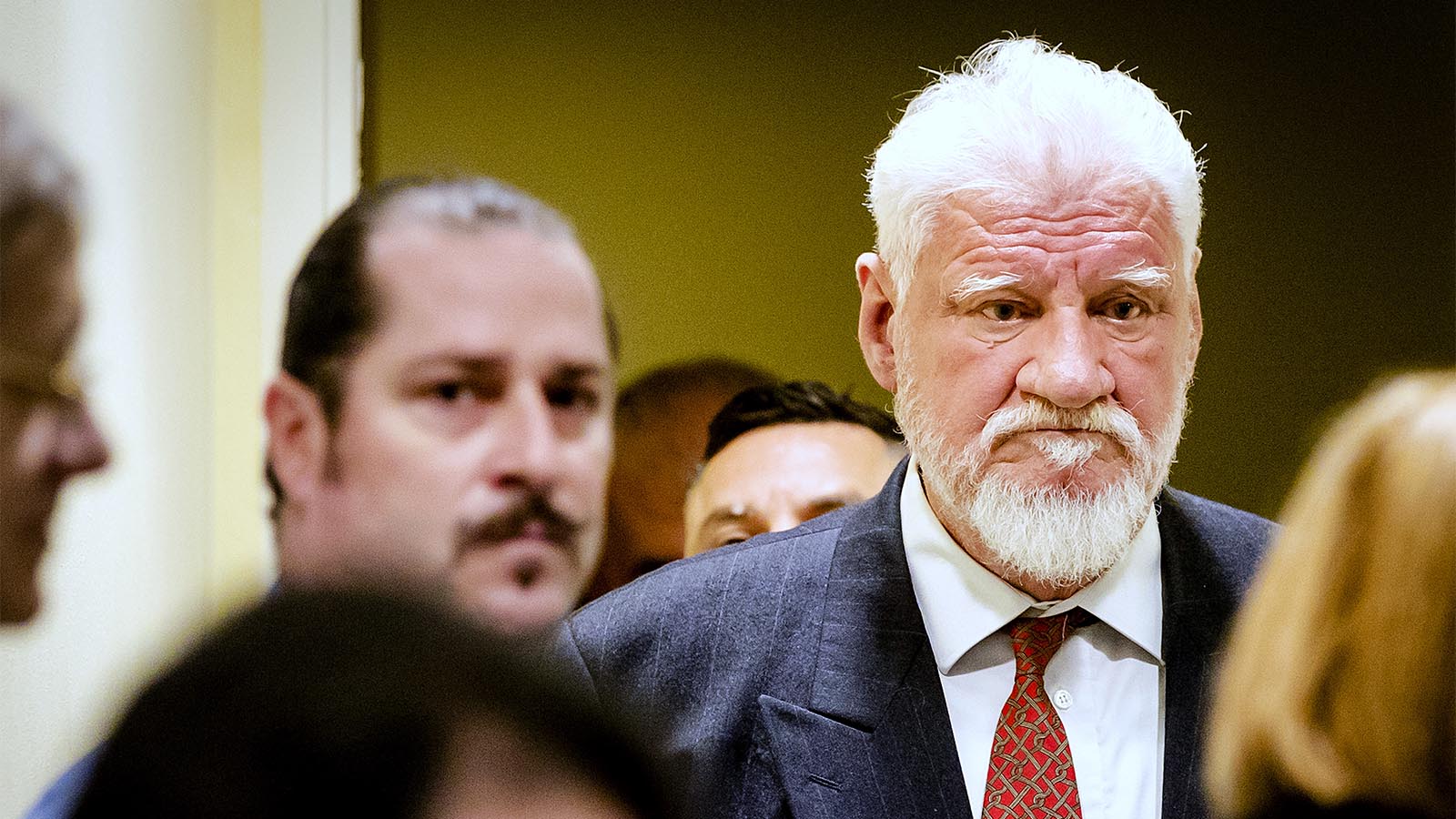 הגנרל הקרואטי לשעבר, סלובודאן פרליאק, שהורשע בביצוע פשעי מלחמה ונידון ל-20 שנות מאסר, נכנס לדיון בערעורו בבית הדין בהאג, 29 בנובמבר 2017. (צילום:Robin van Lonkhuijsen,Pool Photo via AP)